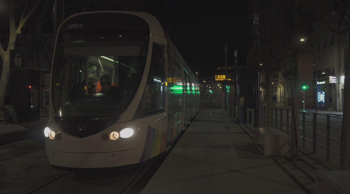 Essais nocturnes du tramway d'Angers, image extraite de la série ABC