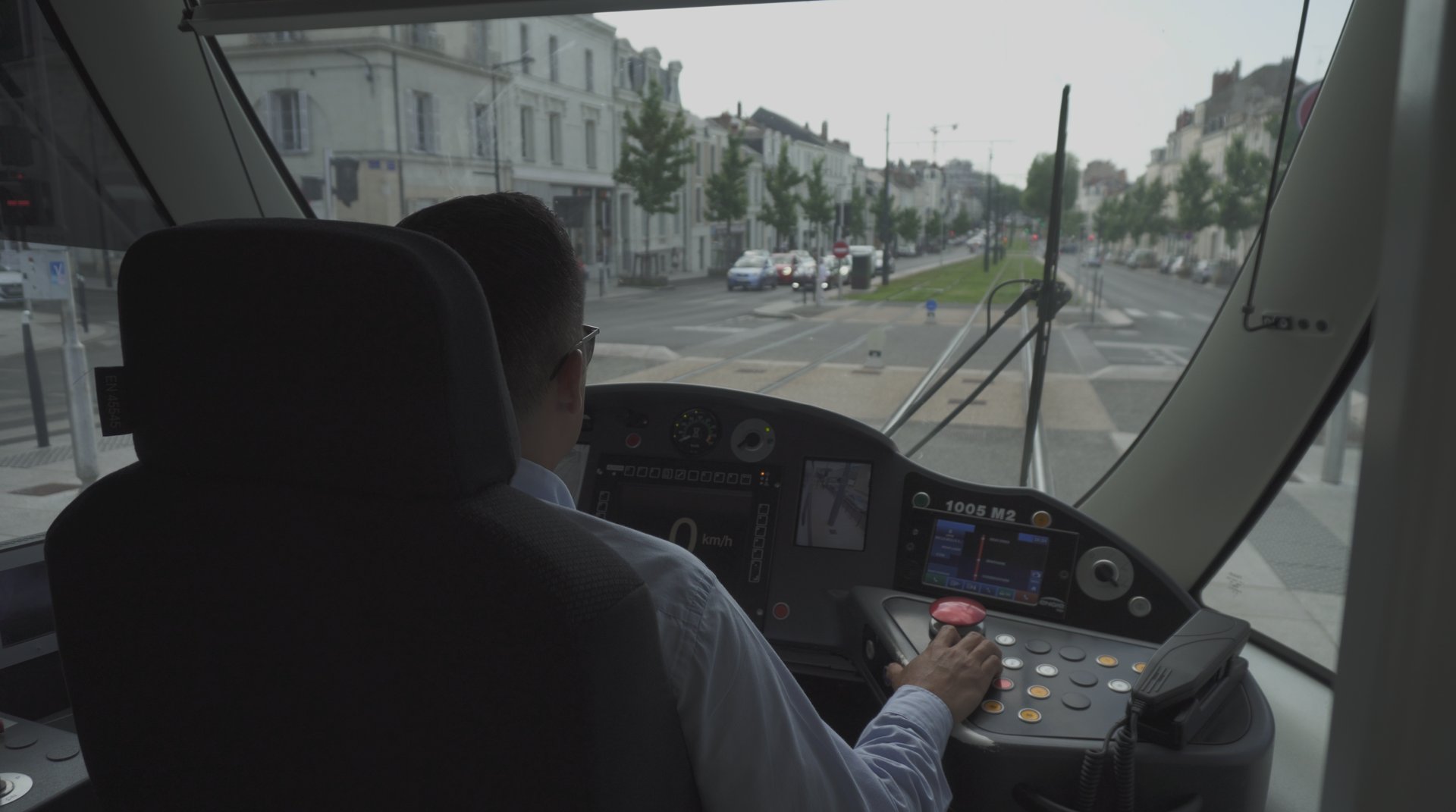 Conducteur de tramway du réseau Irigo, filmé en cabine par Chroma Creatives